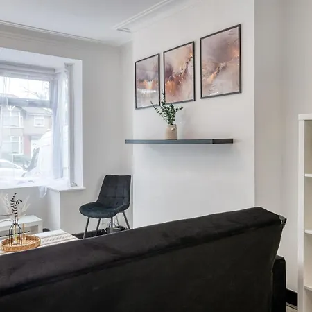 Full House, Massage Mattresses, Sleeps 6 Guests, Free Wifi, Free Parking, Free Netflix, Smart Tv Villa Manchester Exterior photo