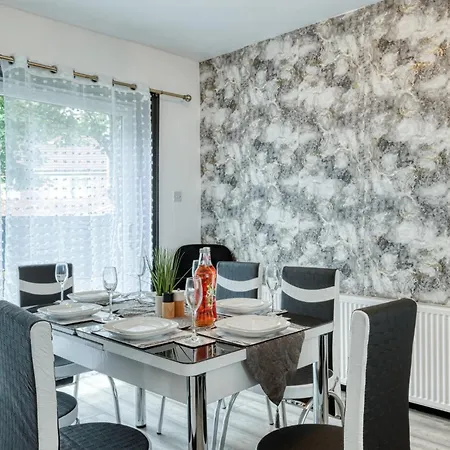 Full House, Massage Mattresses, Sleeps 6 Guests, Free Wifi, Free Parking, Free Netflix, Smart Tv Villa Manchester Exterior photo