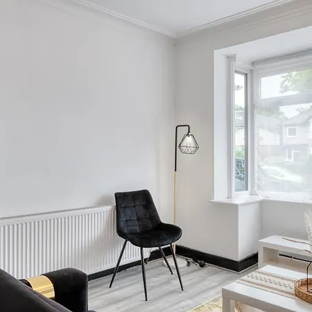 Full House, Massage Mattresses, Sleeps 6 Guests, Free Wifi, Free Parking, Free Netflix, Smart Tv Villa Manchester Exterior photo
