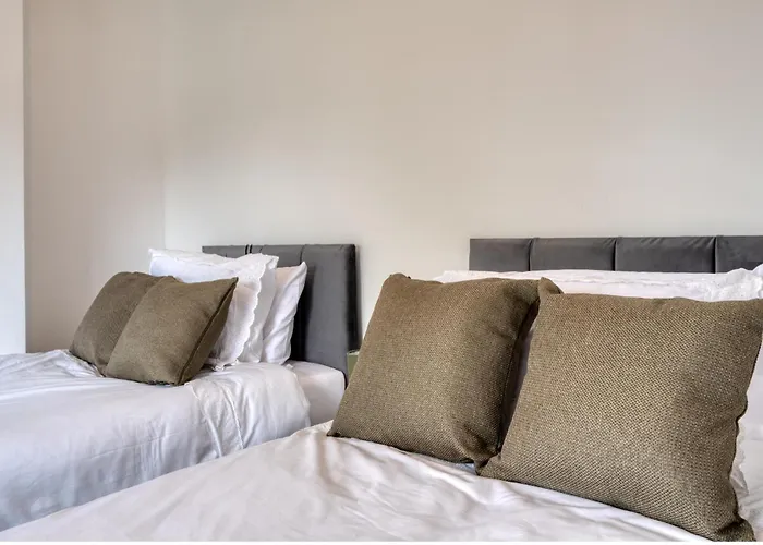 Full House, Massage Mattresses, Sleeps 6 Guests, Free Wifi, Free Parking, Free Netflix, Smart Tv