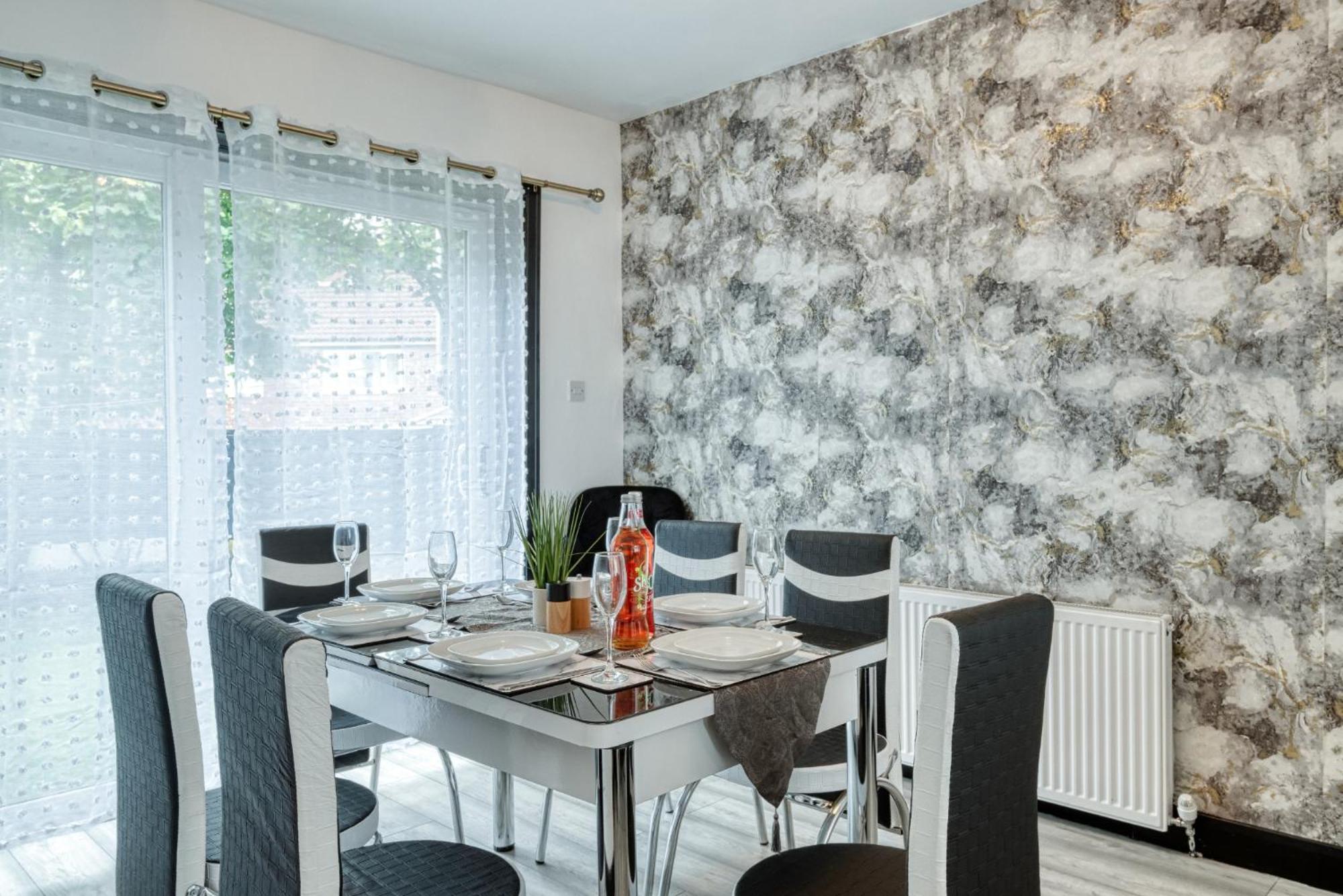 Full House, Massage Mattresses, Sleeps 6 Guests, Free Wifi, Free Parking, Free Netflix, Smart Tv Ferienhaus *