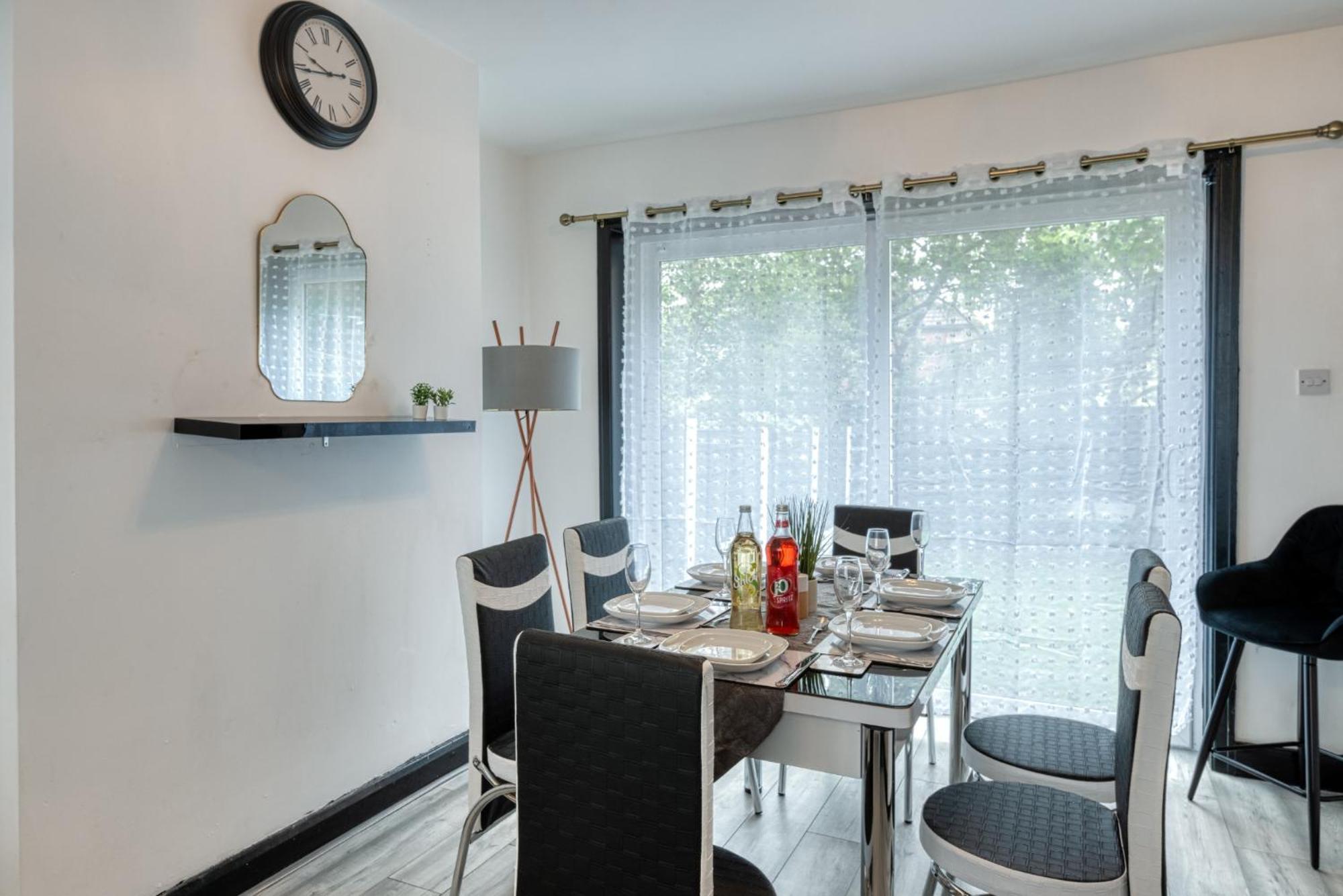 Full House, Massage Mattresses, Sleeps 6 Guests, Free Wifi, Free Parking, Free Netflix, Smart Tv Ferienhaus *