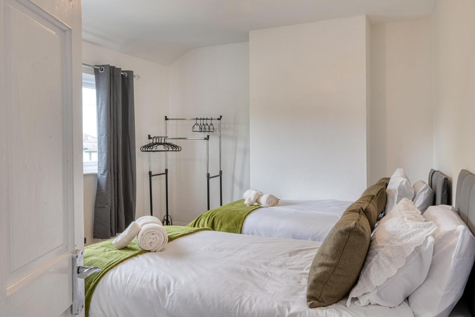 Ferienhaus Full House, Massage Mattresses, Sleeps 6 Guests, Free Wifi, Free Parking, Free Netflix, Smart Tv Manchester