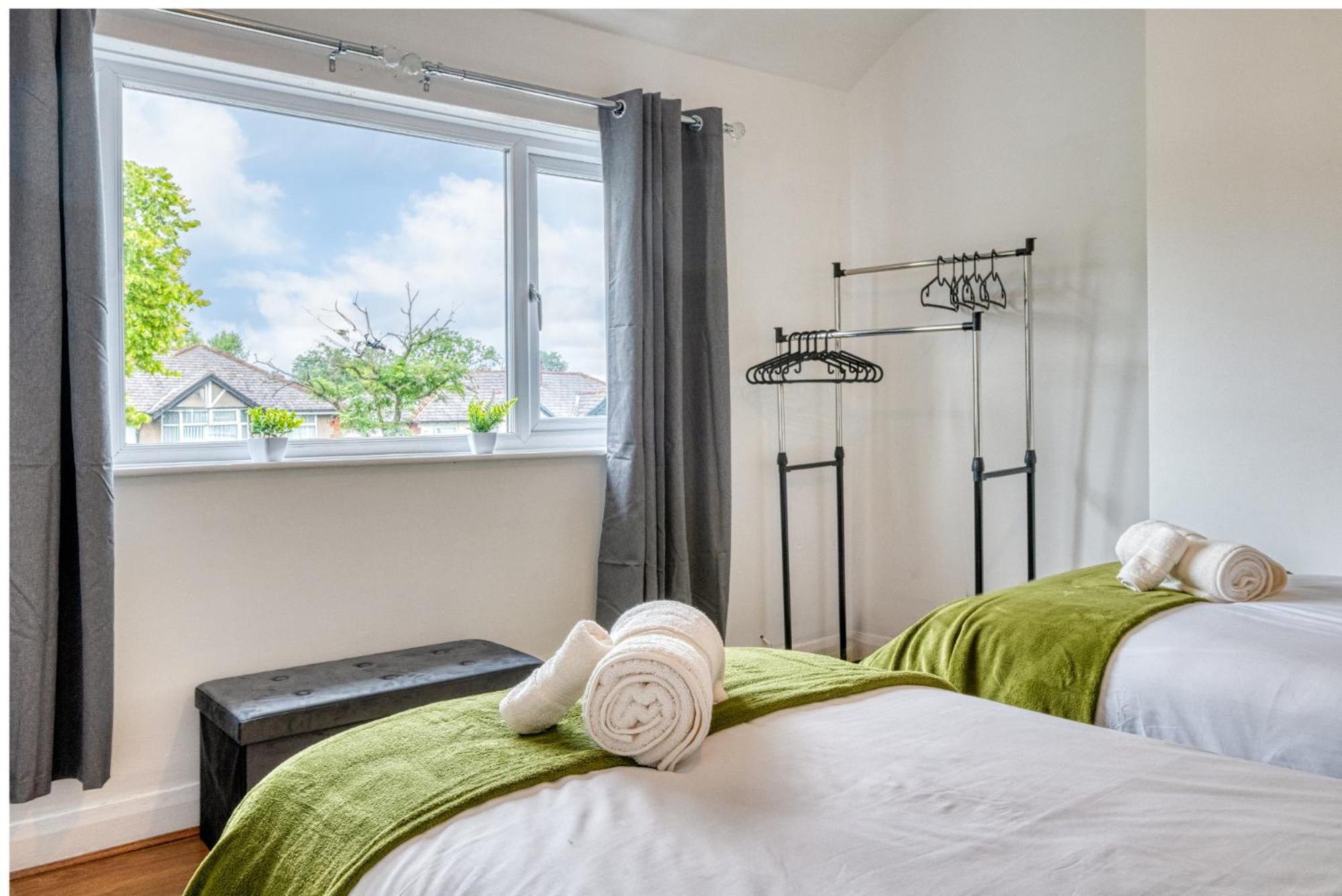 Ferienhaus Full House, Massage Mattresses, Sleeps 6 Guests, Free Wifi, Free Parking, Free Netflix, Smart Tv Manchester